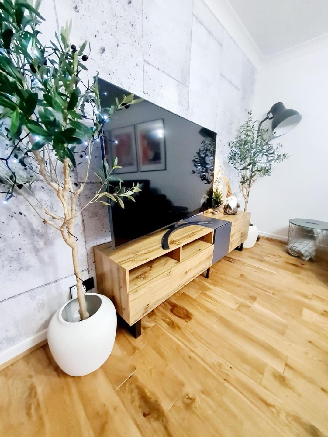 Bright 3Br Walking Distance To Town - Free Parking Appartement Glasgow Buitenkant foto