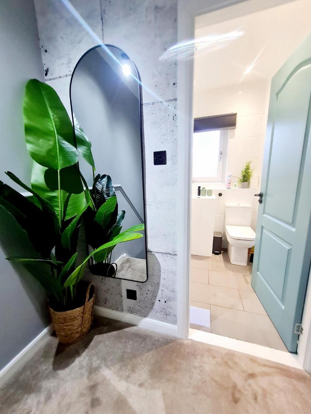Bright 3Br Walking Distance To Town - Free Parking Appartement Glasgow Buitenkant foto