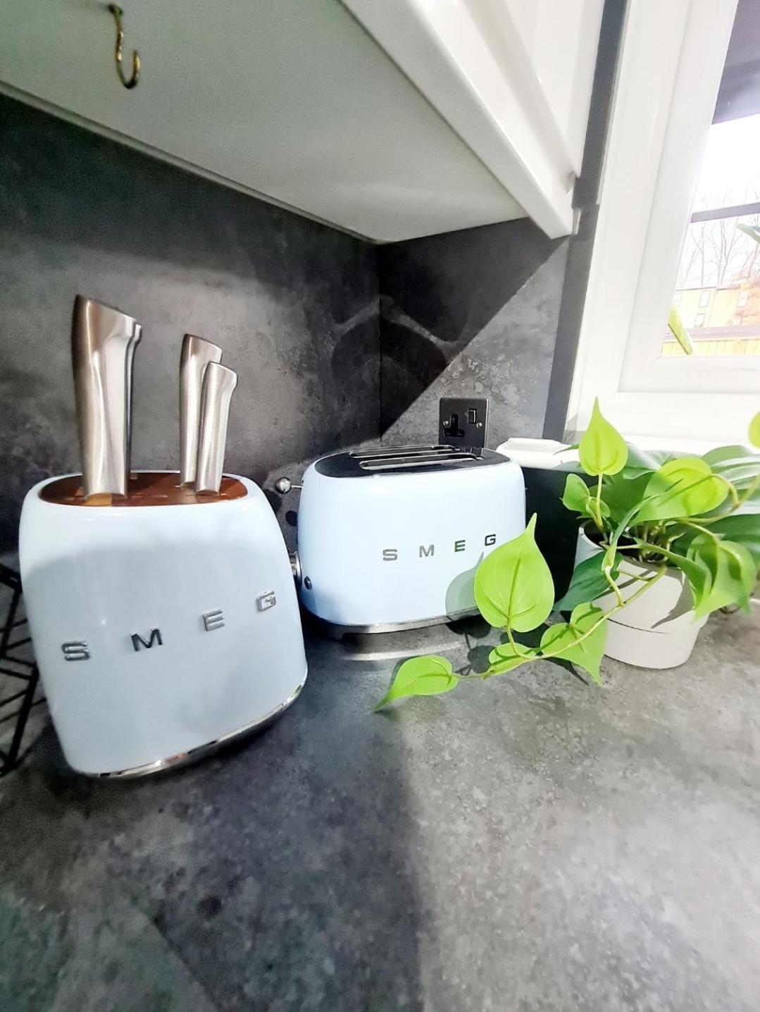 Bright 3Br Walking Distance To Town - Free Parking Appartement Glasgow Buitenkant foto