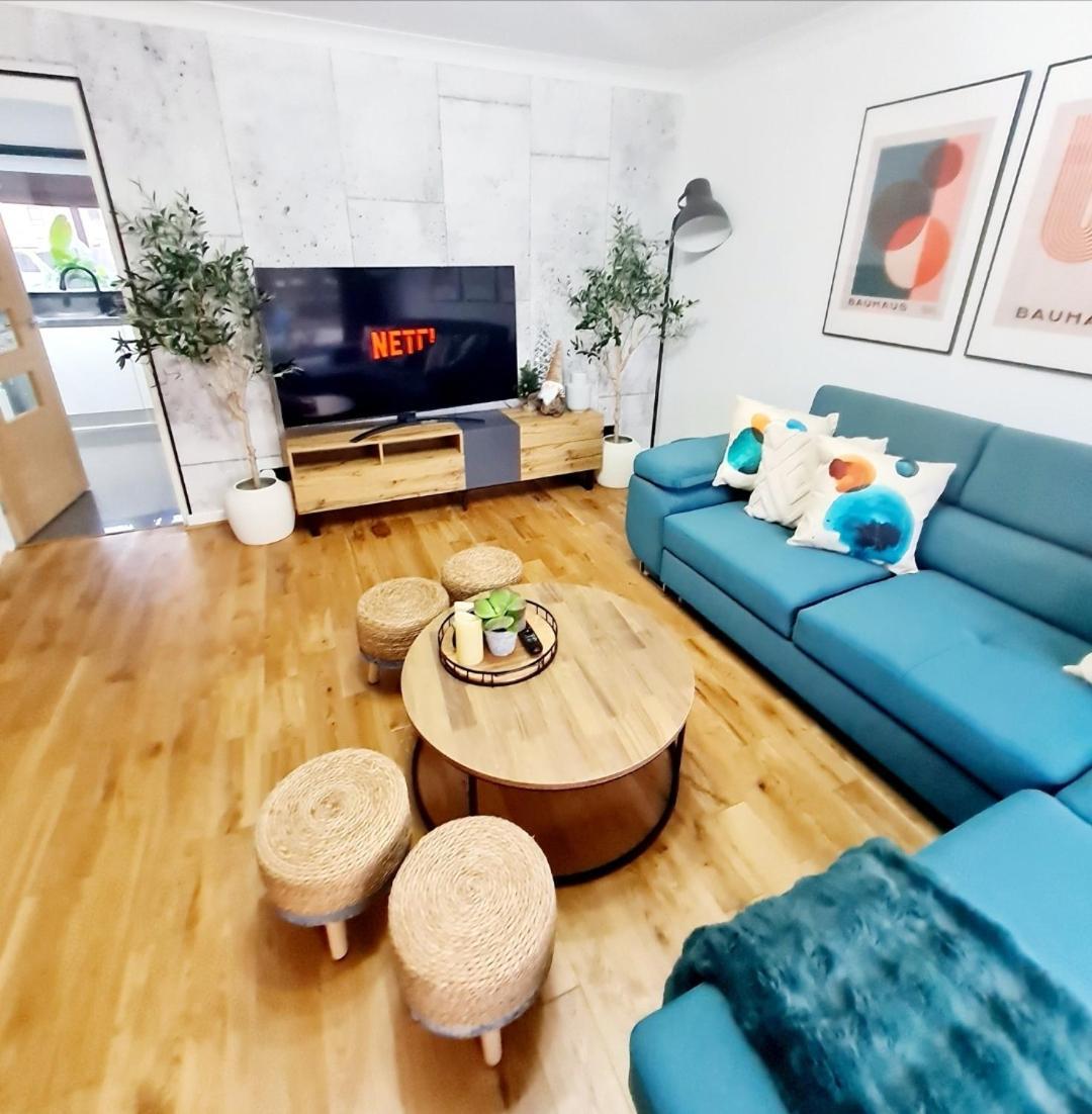 Bright 3Br Walking Distance To Town - Free Parking Appartement Glasgow Buitenkant foto