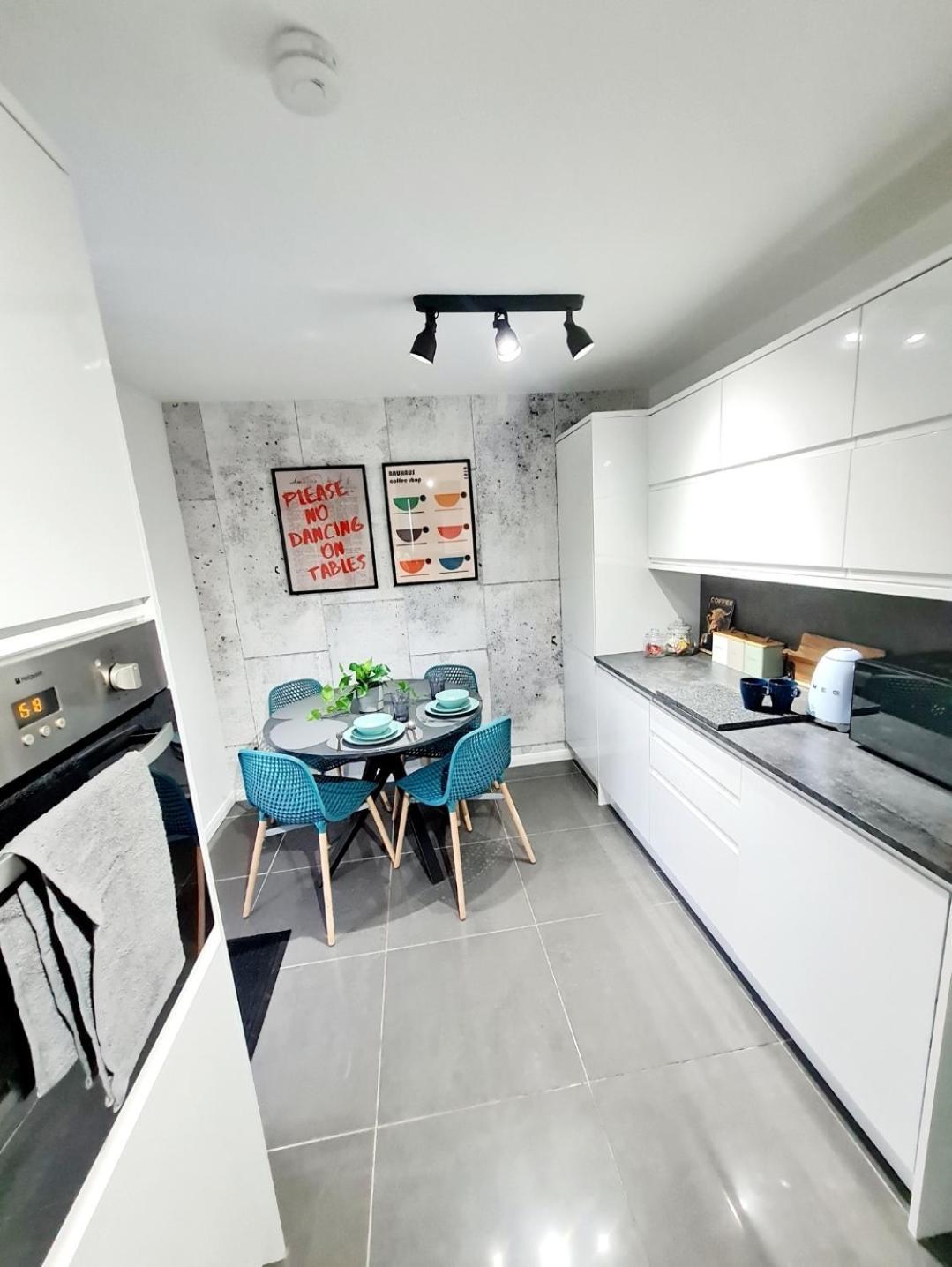 Bright 3Br Walking Distance To Town - Free Parking Appartement Glasgow Buitenkant foto