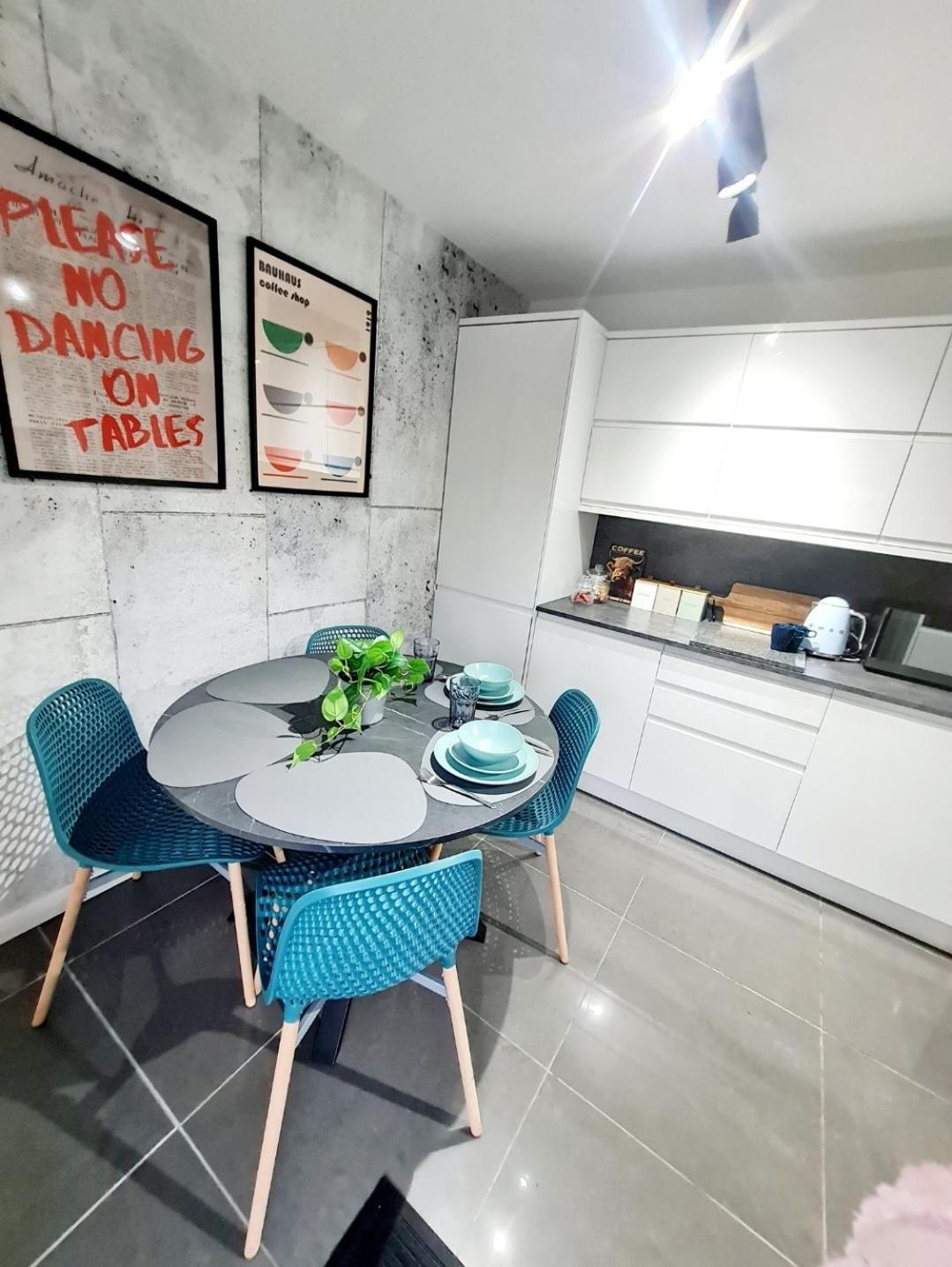 Bright 3Br Walking Distance To Town - Free Parking Appartement Glasgow Buitenkant foto