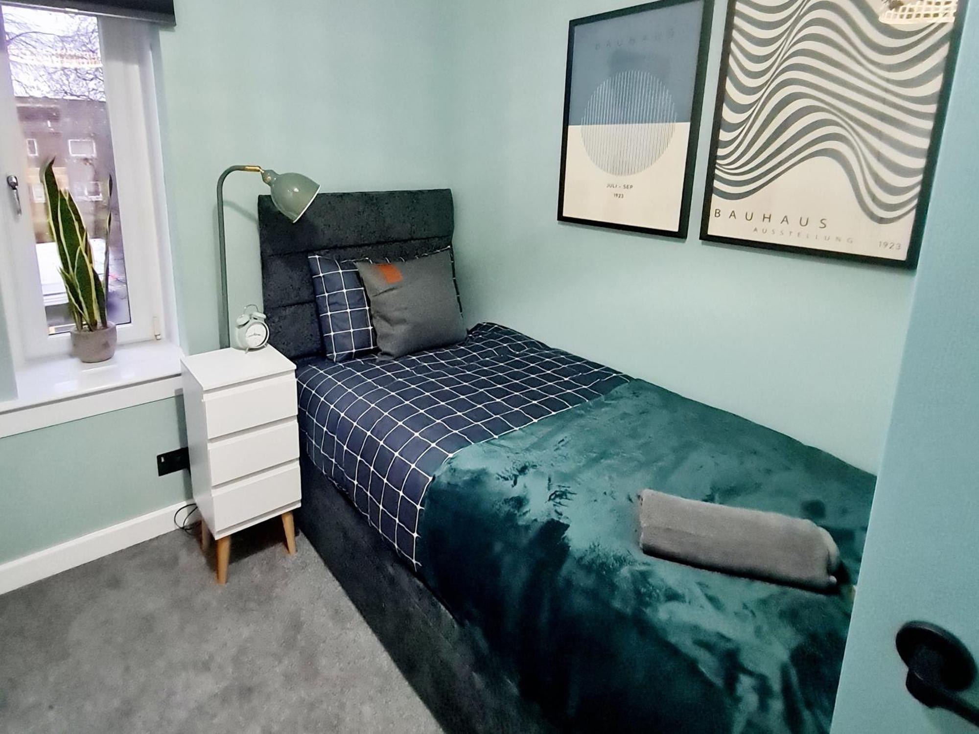 Bright 3Br Walking Distance To Town - Free Parking Appartement Glasgow Buitenkant foto