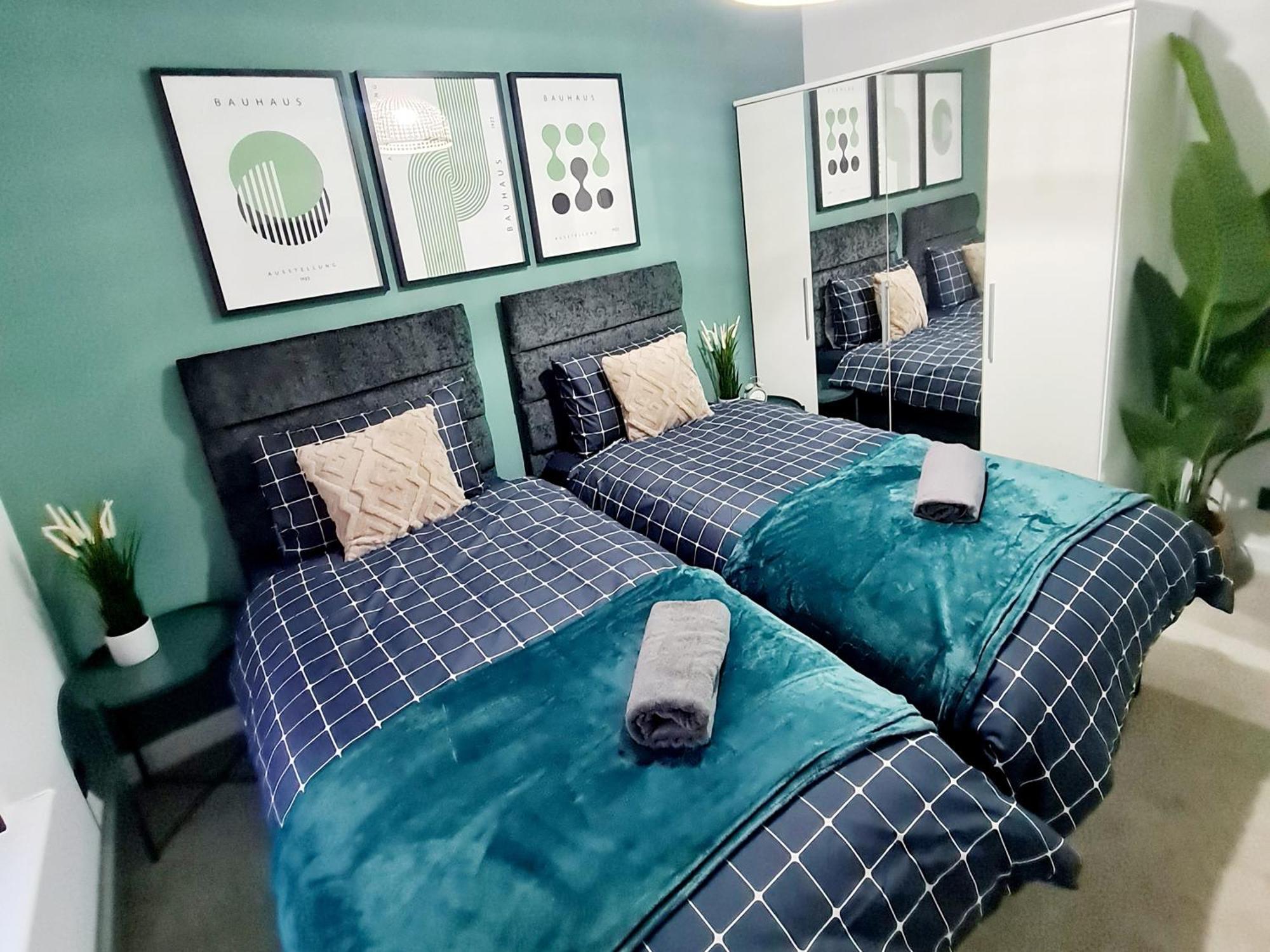 Bright 3Br Walking Distance To Town - Free Parking Appartement Glasgow Buitenkant foto
