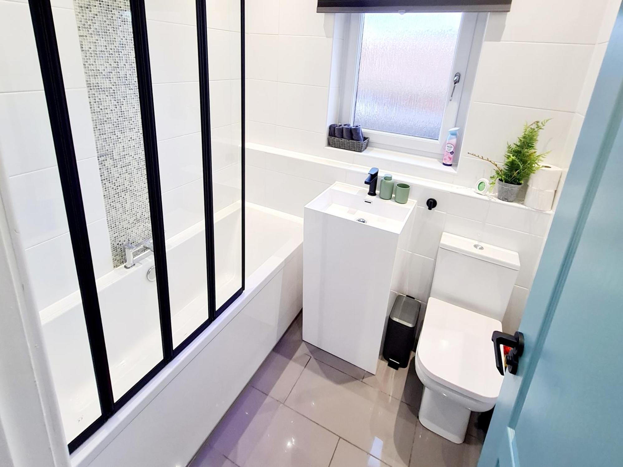 Bright 3Br Walking Distance To Town - Free Parking Appartement Glasgow Buitenkant foto